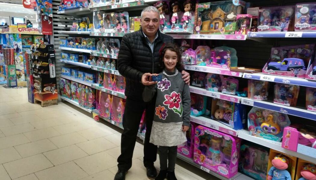 Ainhoa, finalista del concurso de pintura, con su regalo