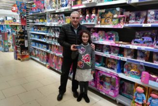Ainhoa, finalista del concurso de pintura, con su regalo