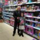 Ainhoa, finalista del concurso de pintura, con su regalo