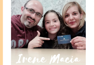 IRENE, FINALISTA DEL CONCURSO DE PINTURA, CON SU REGALO