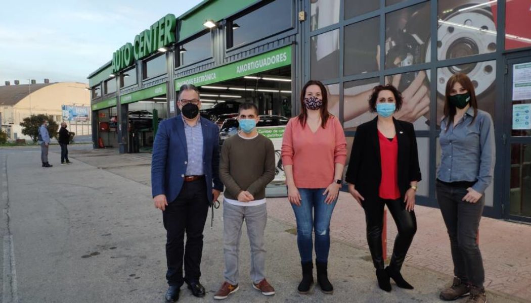 El equipo de Feu Vert Alzira dona los 500€ del premio logrado en el II Concurso de Cortometrajes de Navidad a la asociación La Nostra VEU