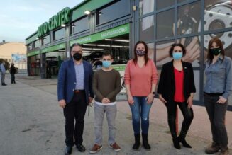 El equipo de Feu Vert Alzira dona los 500€ del premio logrado en el II Concurso de Cortometrajes de Navidad a la asociación La Nostra VEU