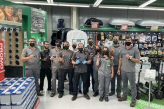 EN A CORUÑA I (005), FELICES CON SU TARJETA CARREFOUR