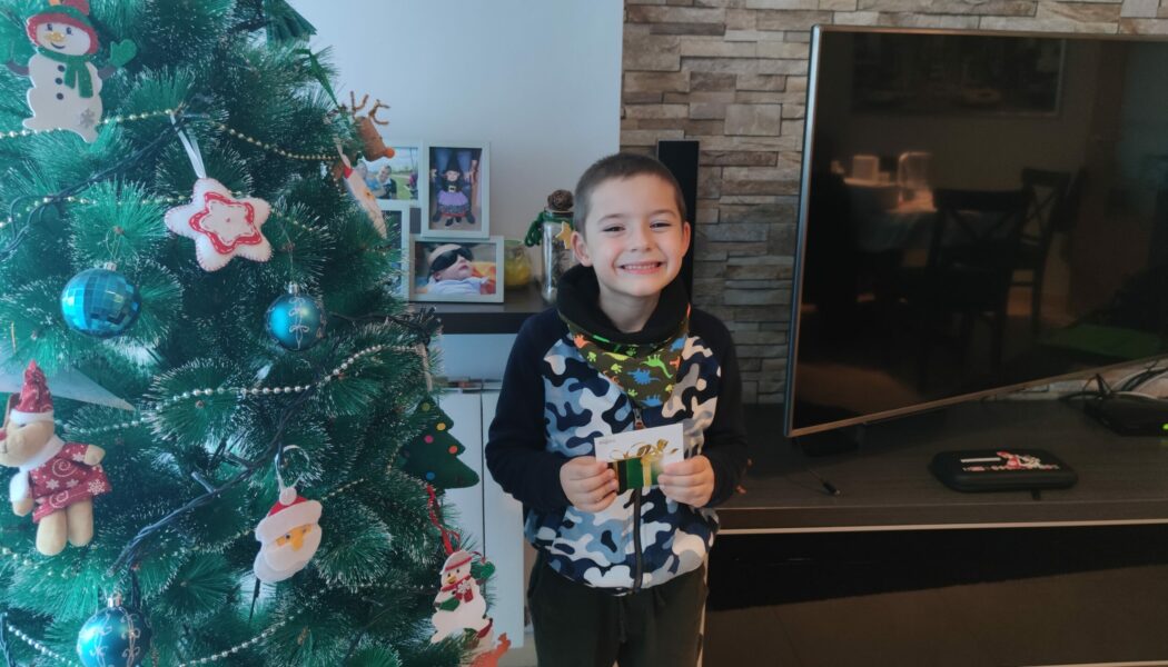 ¡Iker disfruta feliz con su premio!
