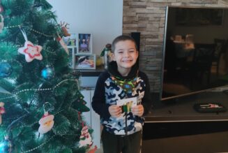 ¡Iker disfruta feliz con su premio!