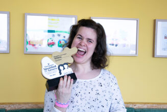 Sonia recibe el trofeo por el V Certamen de Igualdad FV