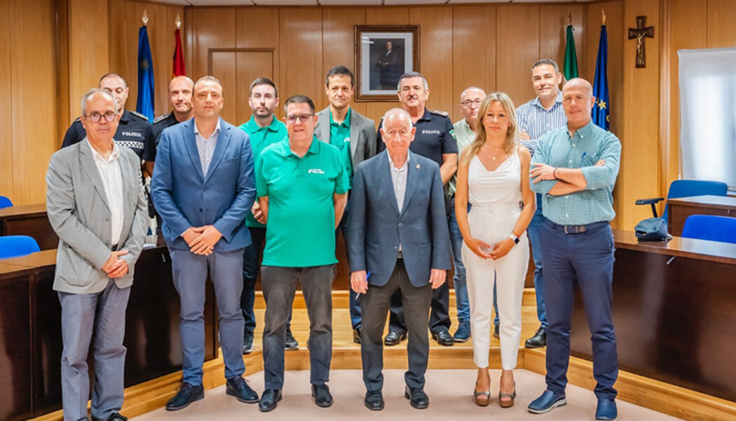 El Ayuntamiento de Roquetas de Mar (Almería) y Fundación Feu Vert firman un convenio para reforzar las biciescuelas en los centros educativos.