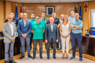 El Ayuntamiento de Roquetas de Mar (Almería) y Fundación Feu Vert firman un convenio para reforzar las biciescuelas en los centros educativos.
