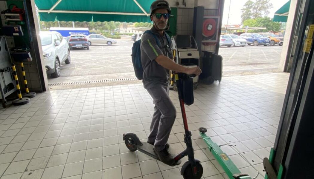 José Manuel, otro fan del patinete eléctrico en 010 San Pablo (Sevilla)