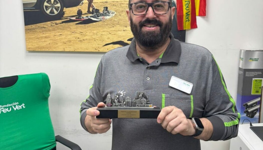 ???? Nunca es tarde si la dicha es buena: Foto oficial de Luis, director de 098 Vícar, con su merecido Premio a la Calidad y Compromiso con los Clientes