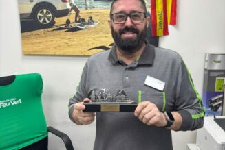 ???? Nunca es tarde si la dicha es buena: Foto oficial de Luis, director de 098 Vícar, con su merecido Premio a la Calidad y Compromiso con los Clientes