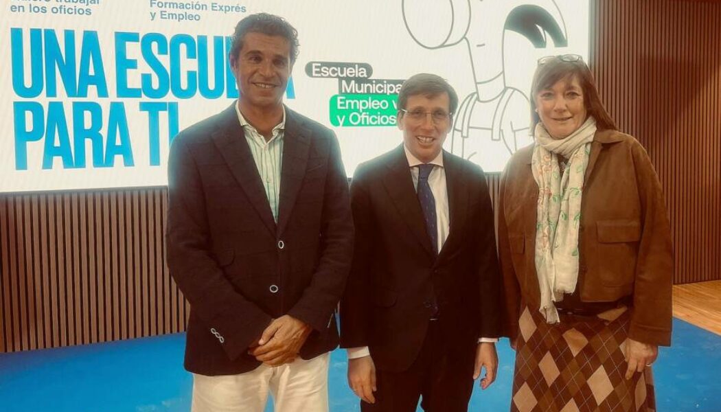 Bea y Fernando, en el aniversario de EMEVO junto al alcalde de Madrid