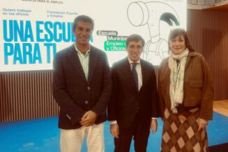 Bea y Fernando, en el aniversario de EMEVO junto al alcalde de Madrid